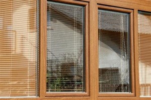 KLASIČNA OKNA Z NOTRANJIMI ŽALUZIJAMI